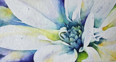 Aquarellbild einer abstrahierten Dahlie in Blau- und Rosatönen